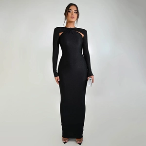 Détail d'une robe noire moulante à manches longues avec décolleté ajouré et finitions pailletées
