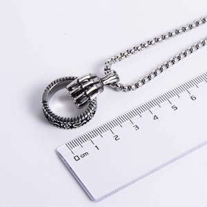 Pendentif vintage main de crâne tenant un anneau collier pour hommes avec règle