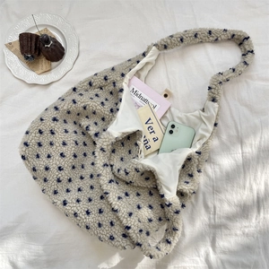 Détail du sac cabas beige en laine d'agneau à pois bleu marine avec grand intérieur
