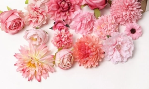 Vista plana de rosas y claveles de seda artificial en rosa y naranja para manualidades de boda