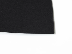 Vue détaillée de la texture fine et des coutures de qualité sur le haut décontracté noir