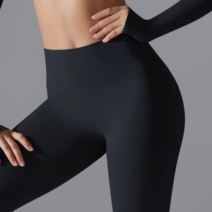 Nahaufnahme der nahtlosen schwarzen High-Waist Yoga-Leggings aus stützendem Kompressionsstoff