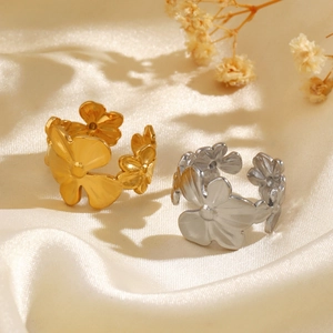 Bagues fleurs en acier inoxydable doré et argenté sur tissu de soie et fleurs séchées