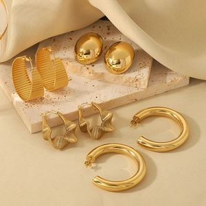 Collection de boucles d'oreilles créoles plaquées or 16K au design géométrique texturé