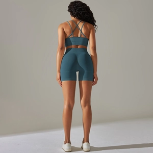 Détail de l'ensemble de sport côtelé bleu sarcelle sans couture avec brassière et short
