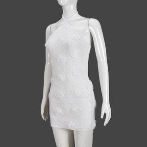 Détails de la robe blanche dos nu avec ornements de fleurs de rose 3D sophistiqués