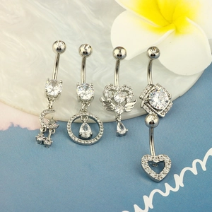 Détail de piercings de nombril en argent avec zircons blancs aux motifs étoile et coeur