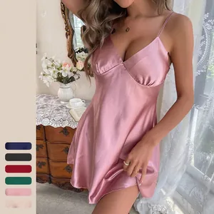 Nuisette en satin rose avec fines bretelles et col en V dans un décor rétro