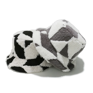 Chapeau bob en laine d'agneau avec motif losanges géométriques noir et gris hiver