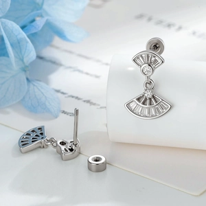 Silberne Ohrstecker in Fächerform mit klaren Zirkoniasteinen und sicherem Schraubverschluss