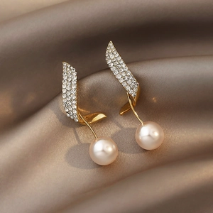 Französische Quastenohrringe mit Gold-Strasssteinen und eleganten weißen Perlen