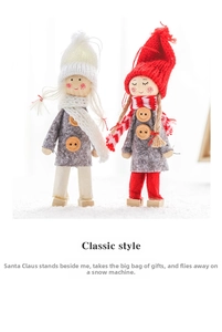 Détail de poupées de Noël avec bonnets tricotés et accents de boutons en bois