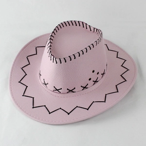 Chapeau de cowboy rose avec surpiqûres noires décoratives et bord large élégant