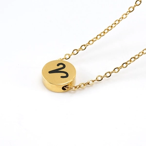 Collana segno zodiacale Ariete in oro lucido con pendente delicato su sfondo bianco