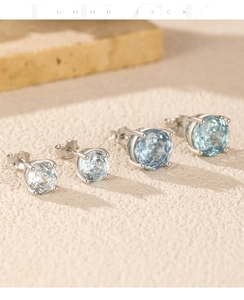 Dettaglio del marchio S925 sugli orecchini con gemme blu taglio rosa in argento sterling