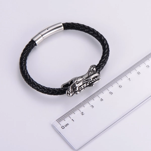 Primer plano de una pulsera de cuero vintage con cierre de dragón mostrando medida real