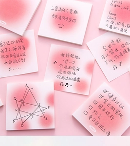 Vista detallada de notas adhesivas degradadas en rosa con notas escritas a mano y diseño