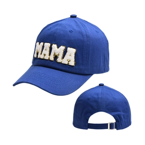 Détail d'une casquette en coton bleu marine avec broderie MAMA et paillettes dorées