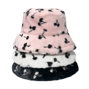 Cappelli alla pescatora in ecopelliccia con motivi a ciliegia in rosa bianco e nero