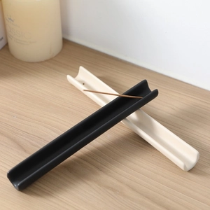 Soporte de incienso minimalista en forma de U de cerámica en colores negro mate y blanco