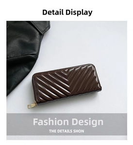 Détail macro du portefeuille en cuir verni matelassé marron avec zip métallique doré