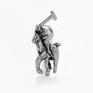 Clou d'oreille joueur de polo minimaliste en acier argenté sur fond blanc épuré