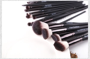 Detail of 15-piece makeup brush set with black handles and dual-tone gradient bristles