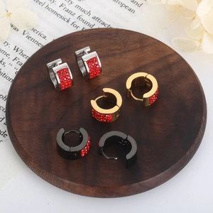 Boucles d'oreilles créoles en acier avec cristaux de zircone rouges en argent, or et noir