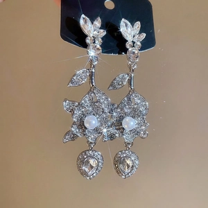 Orecchini a fiore in argento con cristalli scintillanti e ciondoli a goccia di perle