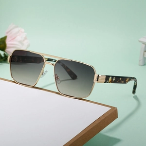 Fashionable square gold metal frame sunglasses with black gradient lenses and tortoiseshell arms