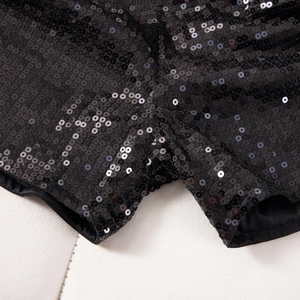 Detailaufnahme der hochelastischen schwarzen Pailletten auf der Shorts mit hoher Taille
