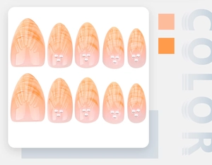 Details der Mandelnägel mit orange-weißem Farbverlauf, Marmor-Textur und Perlen