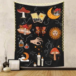 Détail d'une tapisserie bohème avec champignons, symboles célestes et motifs mystiques