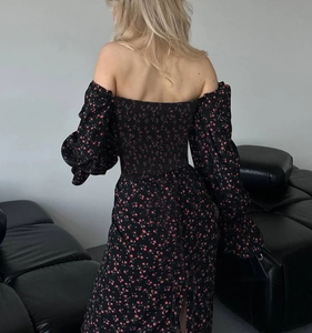 Dettaglio del retro floreale con vita elastica scollata e maniche a sbuffo del vestito
