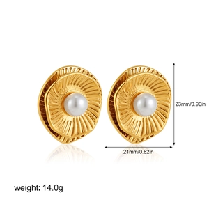 Detailed size parameters of 18K gold sunburst pearl earrings measuring 23mm by 21mm