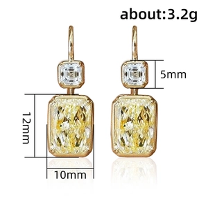 Elegante 18K gouden oorbellen met rechthoekige gele zirkoonstenen en geometrisch design