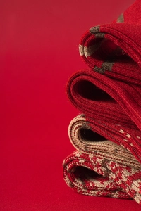 Détail de chaussettes en laine rouge avec texture tricotée épaisse et motifs Fair Isle