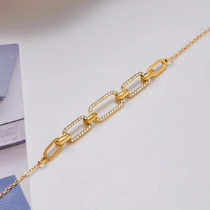 Vue détaillée du bracelet en acier inoxydable doré 18 carats avec cristaux blancs brillants