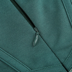 Détail de la fermeture éclair invisible sur une robe moulante verte en tissu texturé