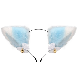 Détail de serre-tête oreilles de chat en peluche bleu ciel avec nœuds blancs et cloches