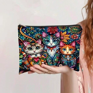 Gros plan détaillé sur l'illustration de chat d'une pochette en toile tenue