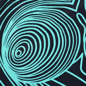 Vue macro du motif spirale cyan abstrait sur le tissu noir respirant du haut court