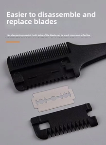 Détail du peigne effileur montrant la lame amovible et la structure en plastique noir