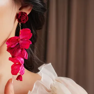 Boucles d'oreilles fleurs rouges floquées avec pétales en soie pour un look de vacances