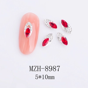Dettaglio di ciondoli per unghie marquise rossi con base argento e cristalli, 5x10mm