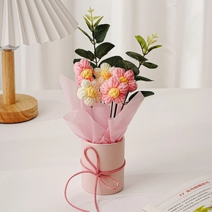 Detail eines handgehäkelten Blumenstraußes mit 5 Pufferblumen in einem rosa Geschenkeimer