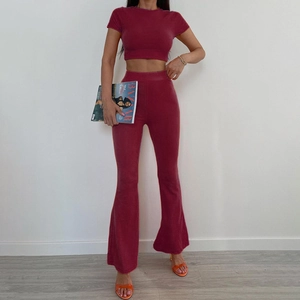 Completo chic due pezzi in maglia a coste bordeaux con crop top e pantaloni a zampa