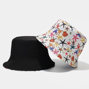 Dettaglio di cappelli bucket reversibili in nero e stampa marina colorata con stelle