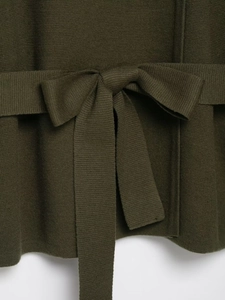 Detailansicht des armee-grünen Strickmantels mit stilvollem Gürtel und Knotendetail