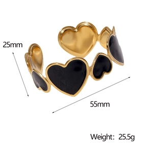 Détail du bracelet cœur noir émaillé indiquant le diamètre de 55mm et le poids de 25,5g